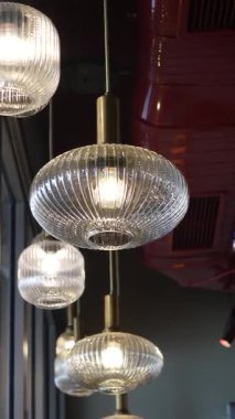 Şık cam kolye ışıkları cazibeyle çağdaş bir ayarı aydınlatır.