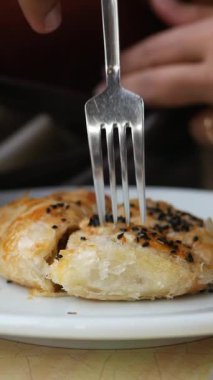 Bir insan, üzerinde tohum ve baharat olan yumuşak bir hamur işiyle eğlenmek üzere..