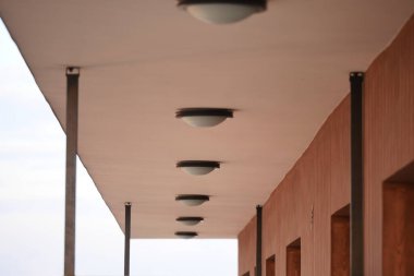 Mimari ayrıntılar binanın dış tarafındaki benzersiz ışıklandırmayı vurgular.