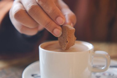 Kurabiyeyi sıcak bir içeceğe batırıyorum. .