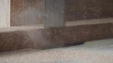 Toz dans eder ve güneşli bir kapı eşiğine yerleşir..