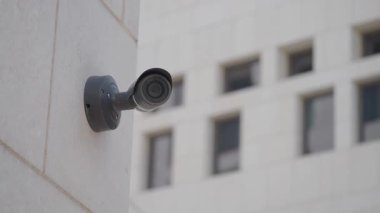 Binanın üzerine bir güvenlik kamerası yerleştirildi. Bölgeyi izliyorlar..