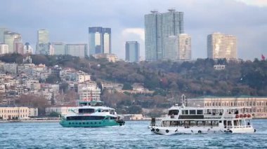 İstanbul silueti arka planda iki feribot ile İstanbul Boğazı 'nda seyahat ediyor..