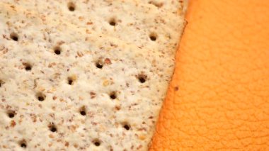 Stüdyoda dokulu malzemeler ve renkler ile sanatsal bir düzenleme oluşturuluyor.