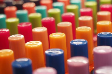 Canlı oje şişeleri düzenli ve davetkar müşterilerdir..