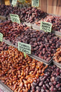 Bir pazar tezgahında farklı tarih türleri canlı renklerde gösterilir.