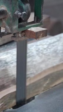 Bir testere atölyedeki kereste parçasını etkili bir şekilde keser..