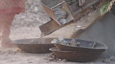 İşçiler inşaat alanındaki kalıplara beton döküyorlar..