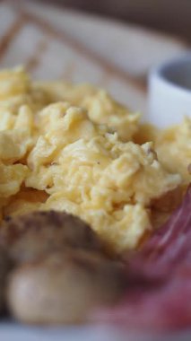 Lezzetli kenarları olan bir tabak çırpılmış yumurtanın tadını çıkarın..