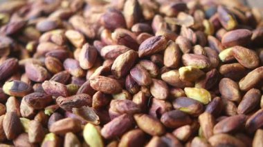 Pişirmede kullanılan kavrulmuş şam fıstığının zengin tat ve dokusunu keşfedin..