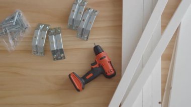 Bir atölyede ev projesi için araçlar ve donanım düzenlenir.