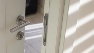 İşlevselliği artırmak için kapı mandalını hizalamak için teknikler keşfedin.
