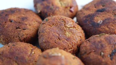 Yetenekli ellerin taze malzemelerle lezzetli yemekler yapmasını izlemenin tadını çıkar..