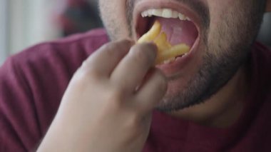 Öğleden sonra sıcacık bir kafede patates kızartmasının tadını çıkarıyorum..