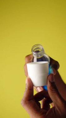  Parlak sarı bir arka planda ağız yıkama..