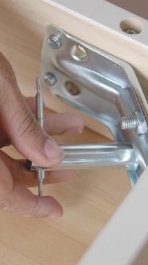 Sağlam mobilya desteği için metal bir parantez kurmanın adımlarını öğren.