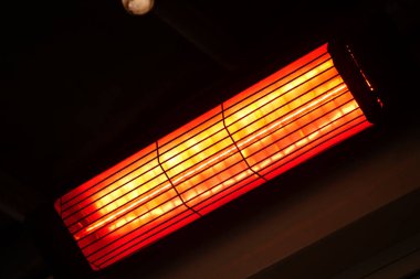 Isıtıcı sıcak bir ışıltı yayar ve içeride rahat bir atmosfer yaratır..