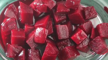 Cam Tabakta Kırmızı Pancar Kökü Küplerinin Yakın Çekim Görüntüsü.