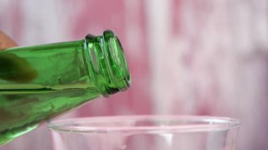 Bir yaz gününde bardağa soda doldurmak.