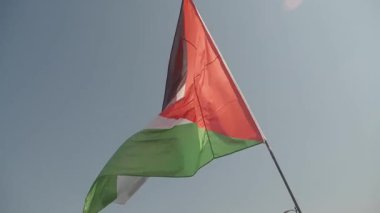 Filistin Bayrağı Gün Boyunca Açık Mavi Gökyüzüne Karşı Dalgalanıyor.