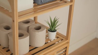 Banyo malzemelerini ahşap raflar ve dekorlarla nasıl düzenleyeceğini keşfet..