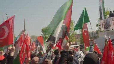 Türkiye İstanbul 20 Nisan 2025, Türk ve Filistin bayraklarıyla protesto yürüyüşü.