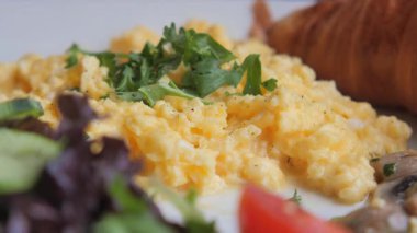 Çırpılmış yumurta ve taze salata ve kruvasan..