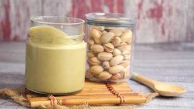 Atıştırmalıklar için pürüzsüz, aromalı şam fıstığı yapmayı öğren..