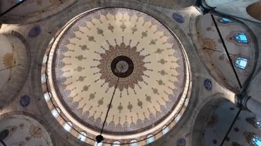 Camilerin tavan tasarımı ve sanatının güzel detaylarına tanık olun..