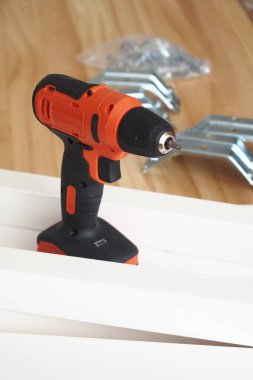 Metalik parantezlerin yanına tahta bir matkap yerleştirilir..