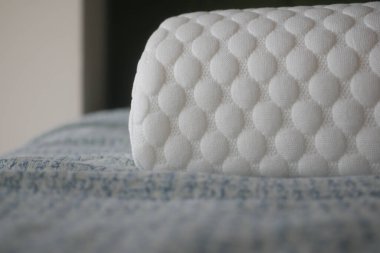 Yumuşak beyaz bir ortopedik yastık yatağa konur. 