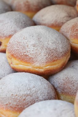 Pudra şekeriyle kaplanmış yumuşak, yumuşak hamur işleri düzgünce düzenlenir..