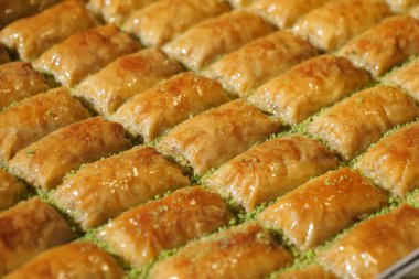 Fındık ve şurupla kaplı taze yapılmış baklava yakından görülüyor..