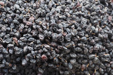 Bollukta Kurumuş Siyah Kuru Üzümlerin Yakın Görüntüsü.