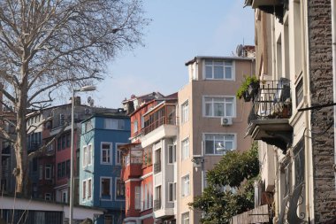 Canlı, çok renkli binalar güneşli bir İstanbul caddesi boyunca uzanır..