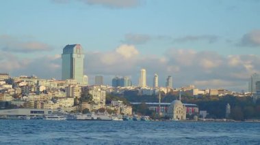 Canlı denizcilik faaliyetleriyle Istanbullar 'ın göz kamaştırıcı manzarasının keyfini çıkarın..