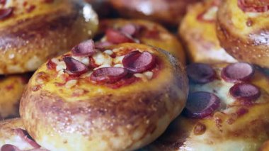 Sosis ve peynirle kaplanmış taze pişmiş ekmek fırından çıkar..