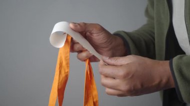 Elinde bir alışveriş fişi ve bir çanta tutan bir adam. ,