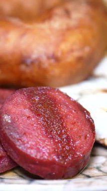 Lezzetli sosis ve çıtır ekmekle nefis bir kahvaltı yapın..