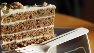 Kremalı ve fındıklı lezzetli cevizli kek dilimi..