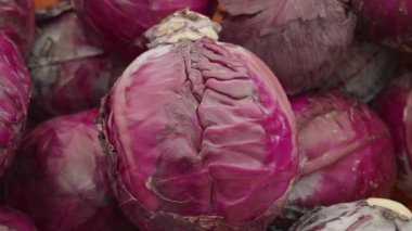 Renklerini ve dokusunu vurgulayan canlı kırmızı lahananın ayrıntıları.