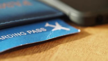 Gezgin, uçuş kartı ile gerekli eşyaları düzenler..