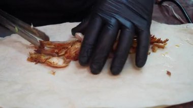 Kapalı alanda bir tavuk büküm ünitesi hazırlamaya yakın. ,