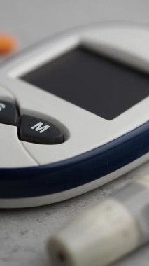 Sağlık kontrolü sırasında diyabet izleme cihazının yakın plan görüntüsü.