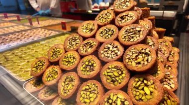  İstanbul 'daki bir pazarda Türk baklavası sergilendi.