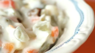 Taze sebze doğramak ve kremalı yoğurt sosuyla karıştırmak..