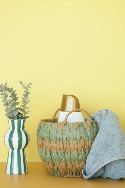 Sarı Arkaplanda Örülmüş Sepet, Vazo ve Havlu Dekoratif Ayarları,