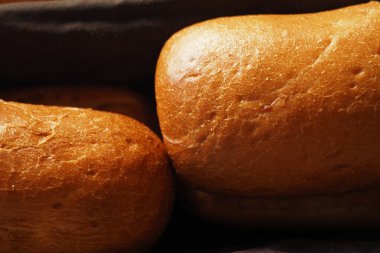 Taze pişmiş, altın sarısı kahverengi rulo bir sepetin içinde duruyor..