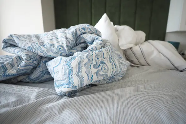 Sabahın erken saatlerinde dağınık yatak ,