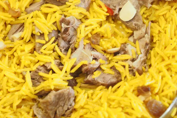 Taze etle karışık uzun taneli sarı pirinç içeren lezzetli bir yemek..